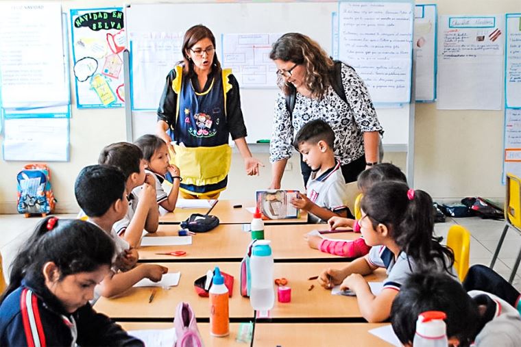 Aumento salarial de auxiliares de educación en Perú a S/ 2,945 desde marzo.